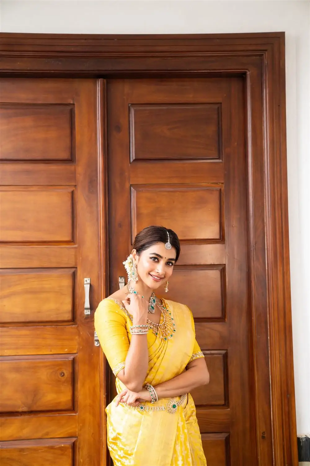 TELUGU ACTRESS POOJA HEGDE IN YELLOW SILK SAREE 2